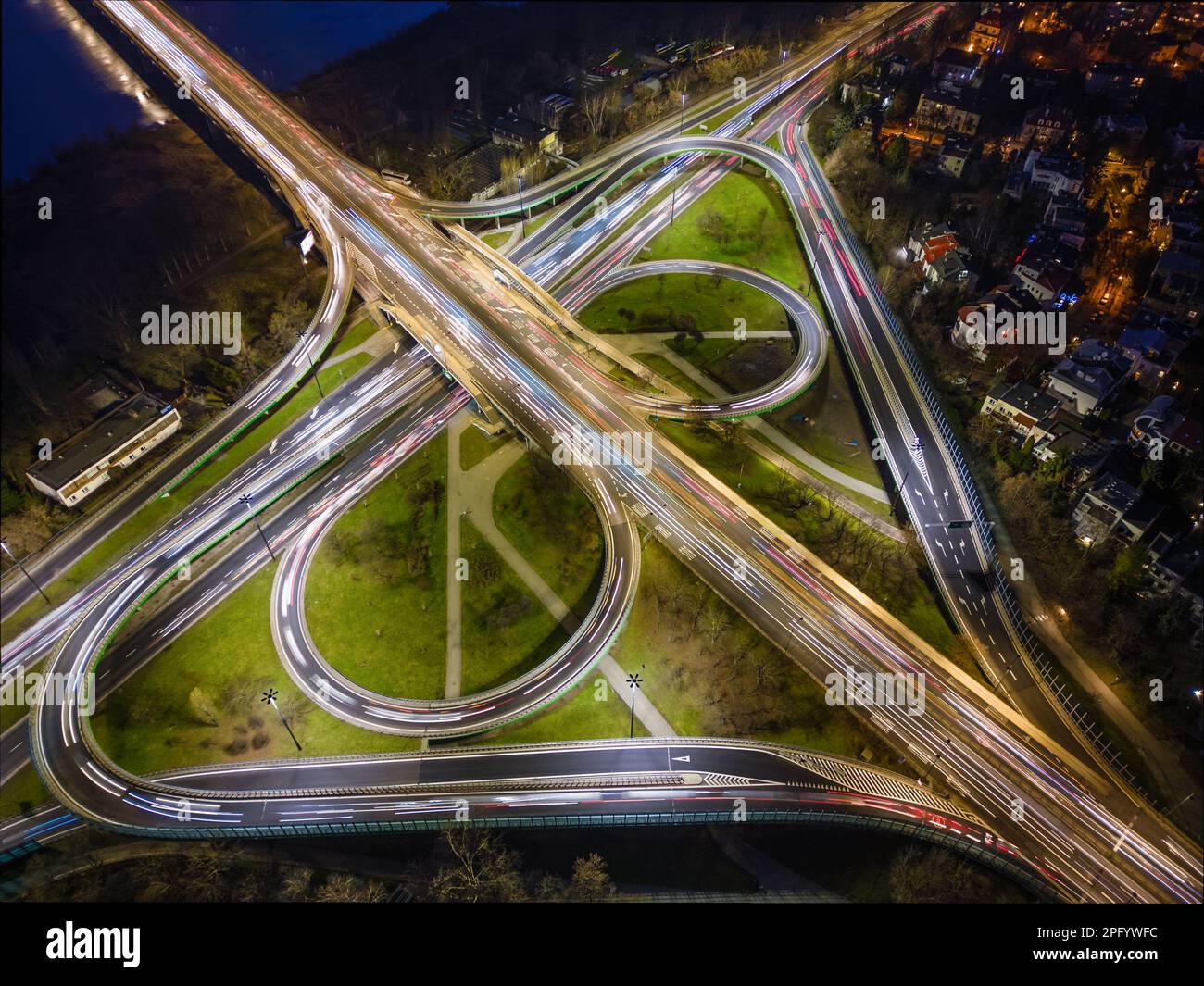 Vista aerea di grande incrocio stradale, paesaggio notturno. Foto Stock