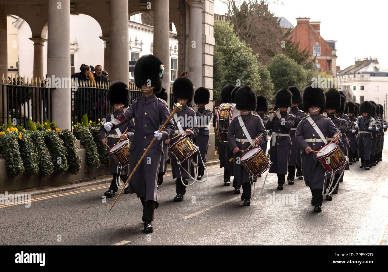 Windsor, Berkshire, Inghilterra, Regno Unito. 2023. Corps of Drums, 1st Battaglione Guardie gallesi che marciano oltre la Guidhall a Windsor, Regno Unito. Foto Stock