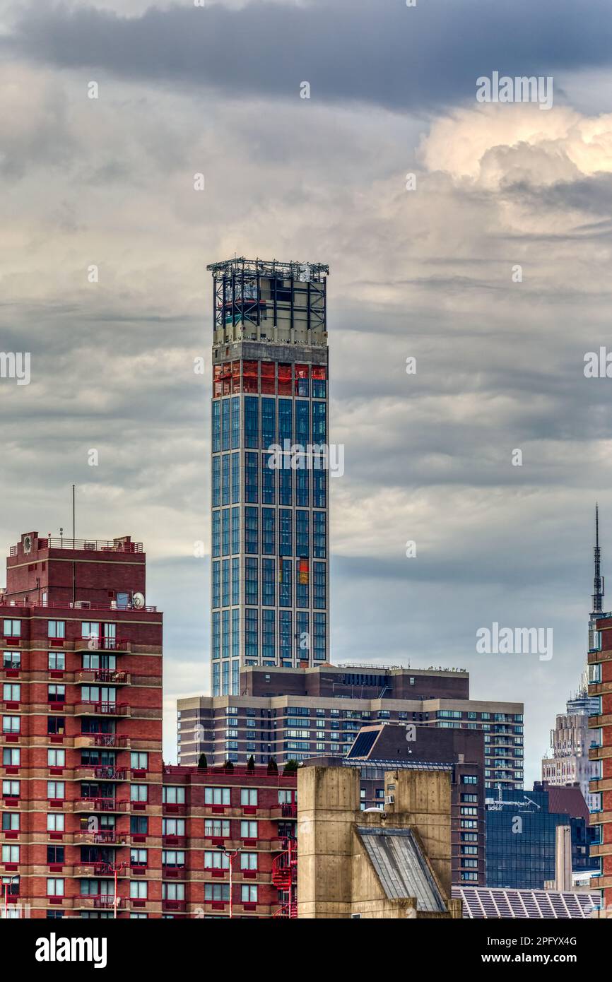 430 East 58th Street è una lussuosa torre condominiale nel quartiere Sutton Place di Manhattan, qui in costruzione. Foto Stock