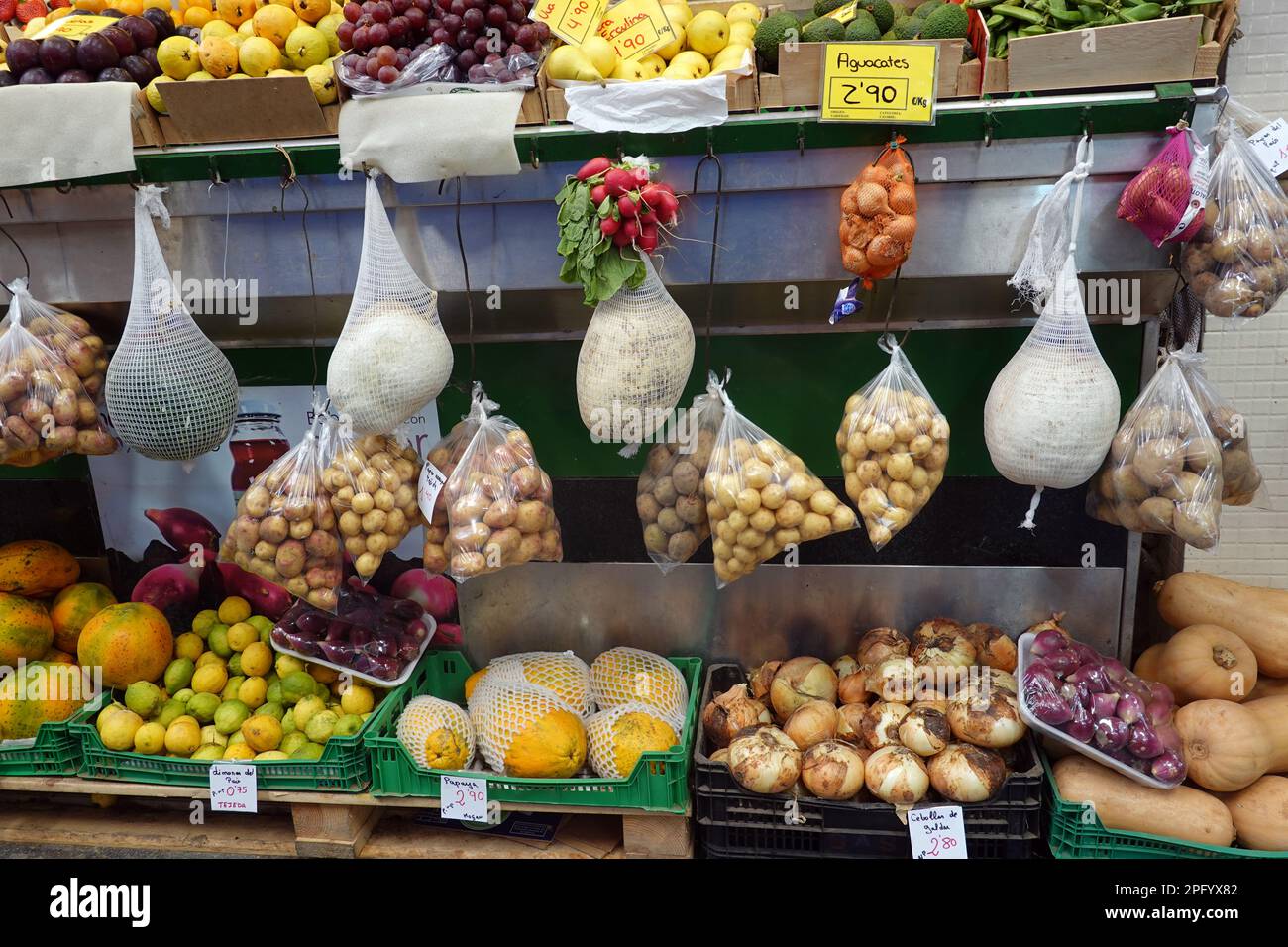Obst und Gemüse an einem Verkaufsstand in der Markthalle Mercado De Vegueta Foto Stock