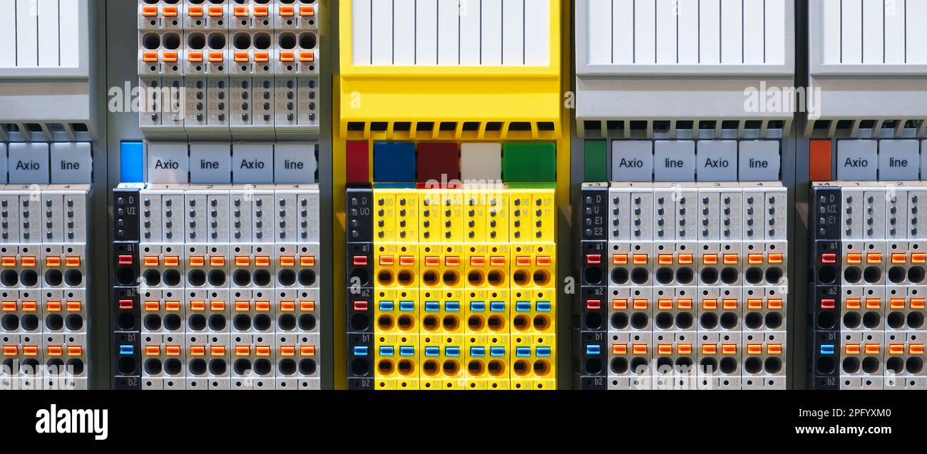 Box per fili colorati di distribuzione di elettricità, pannello di controllo PLC con cablaggio, armadio pannello di controllo elettronico per alimentazione e distribuzione elettronica Foto Stock