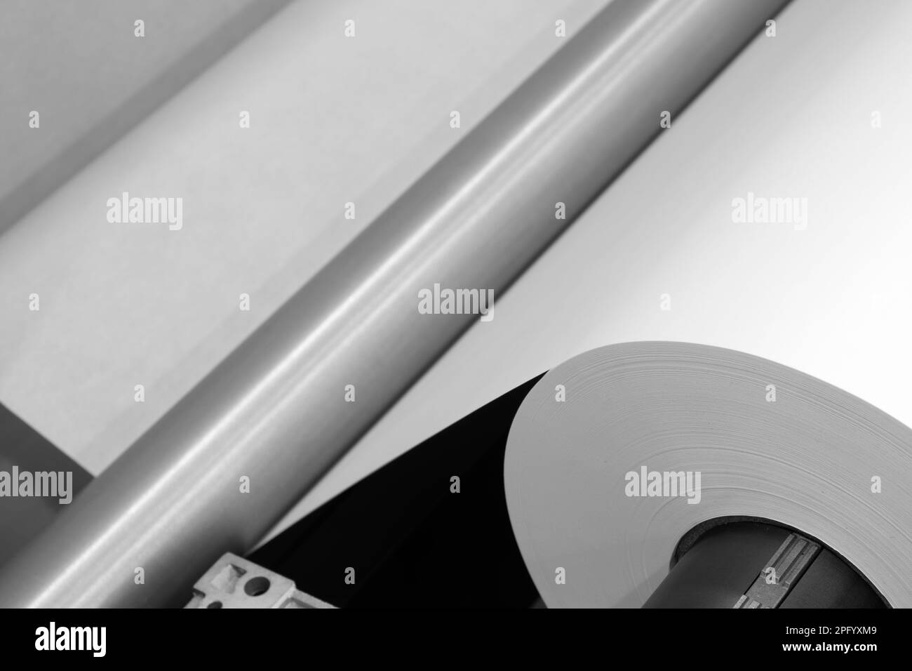 Rotoli di carta e tessuto in un ampio plotter industriale Foto Stock