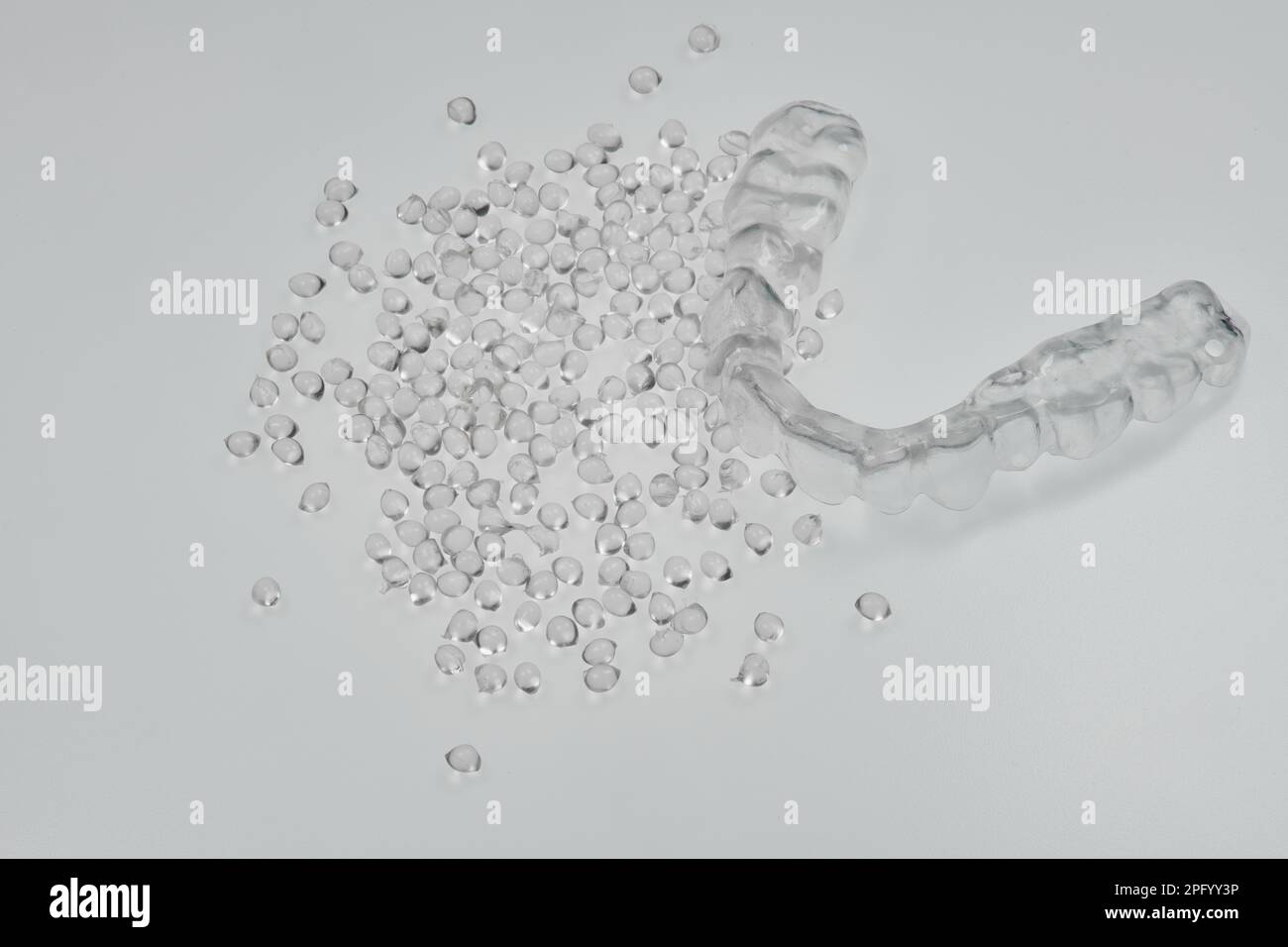 staffa di fissaggio per uso medico realizzata in plastica trasparente con granulato di plastica in resina Foto Stock