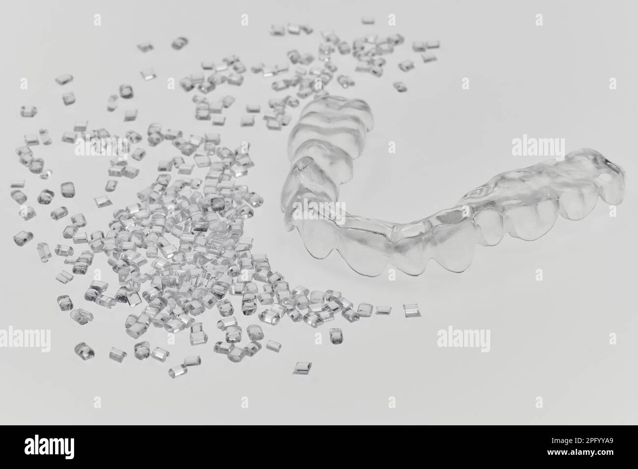 staffa di fissaggio per uso medico realizzata in plastica trasparente con granulato di plastica in resina Foto Stock