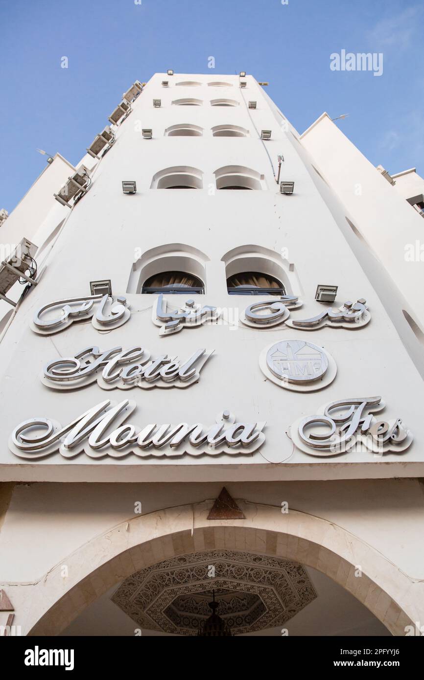 Guardando in alto l'Hotel Mounia a Fes Marocco Foto Stock