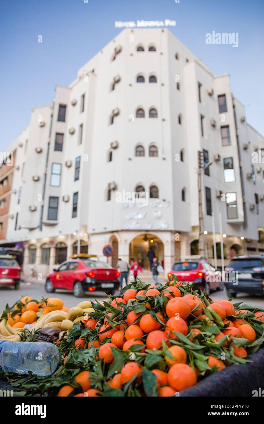Frutta in vendita di fronte all'Hotel Mounia a Fes Foto Stock