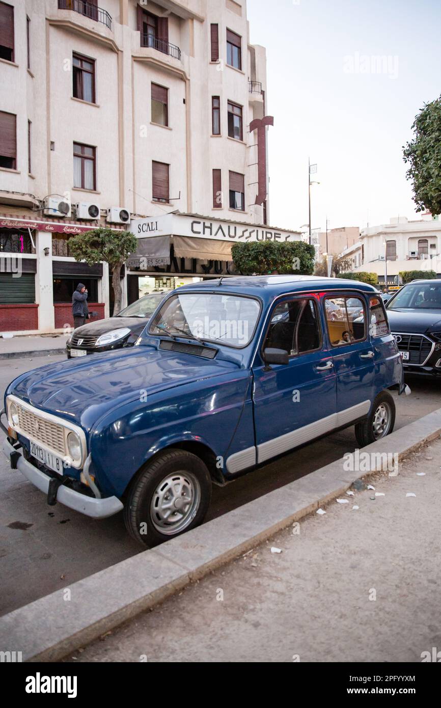 Un'auto vintage blu parcheggiata sulla strada a Fes Foto Stock