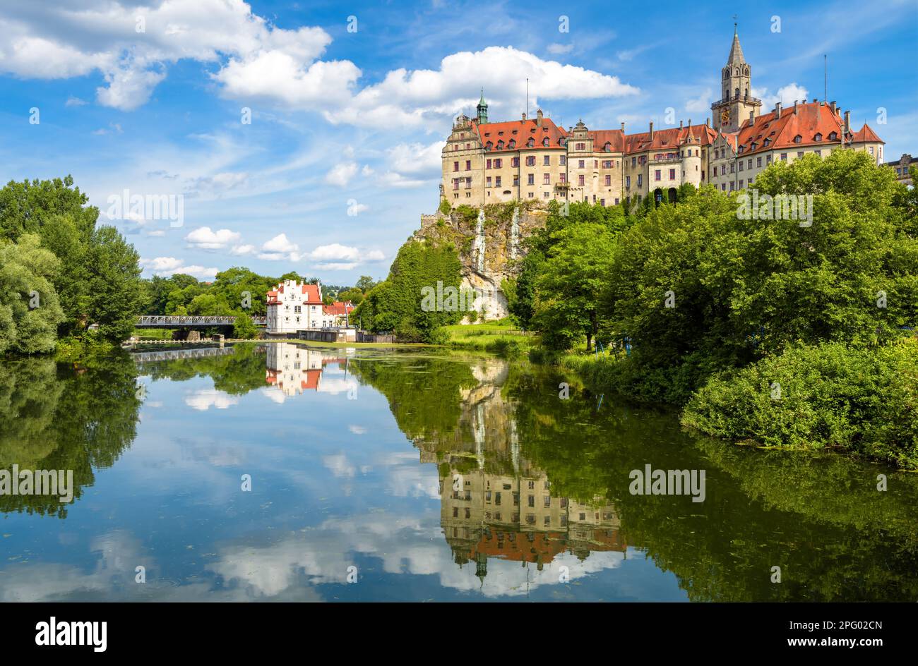 Sigmaringen Castello sul Danubio, Baden-Wurttemberg, Germania. E' un punto di riferimento di Schwarzwald. Paesaggio con vecchia casa Hohenzollern come palazzo, cielo Foto Stock