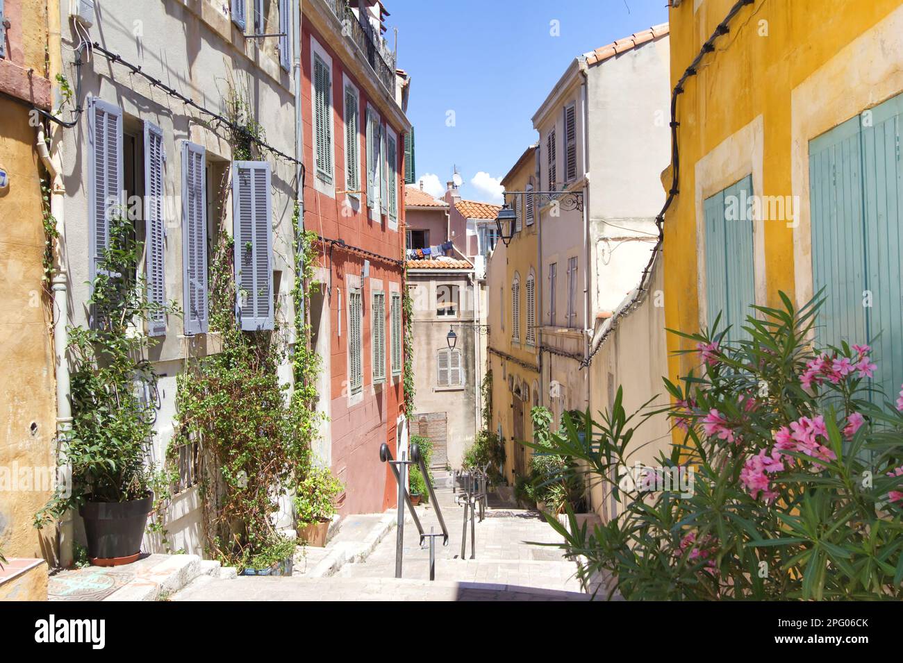 Pittoresca strada nel centro di Marsiglia con case colorate in zona residenziale Foto Stock