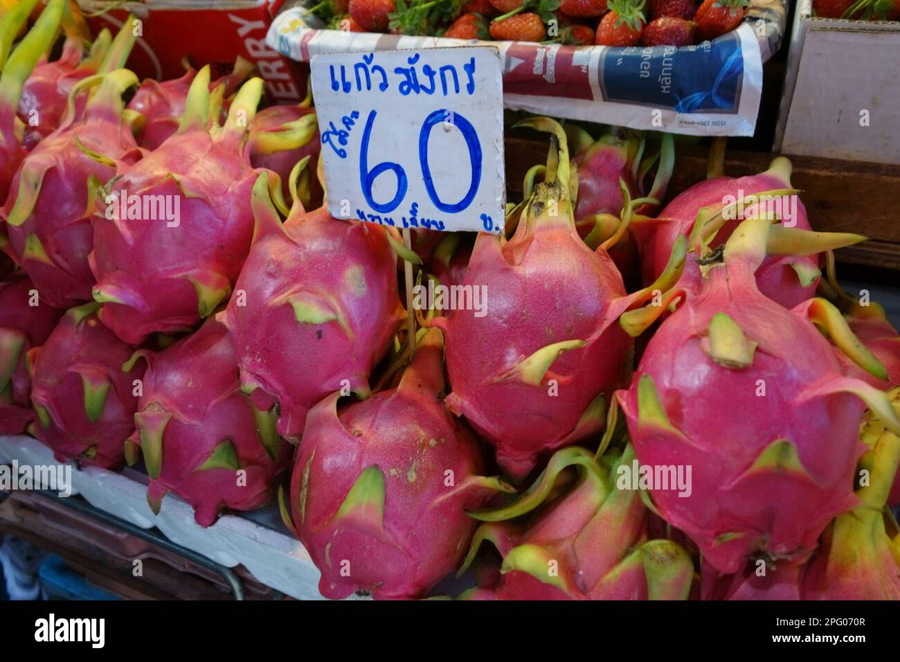 pitaya rossa (Hylocereus undatus) 'frutti del drago', bancarella di frutta al mercato alimentare, Bangkok, Thailandia Foto Stock