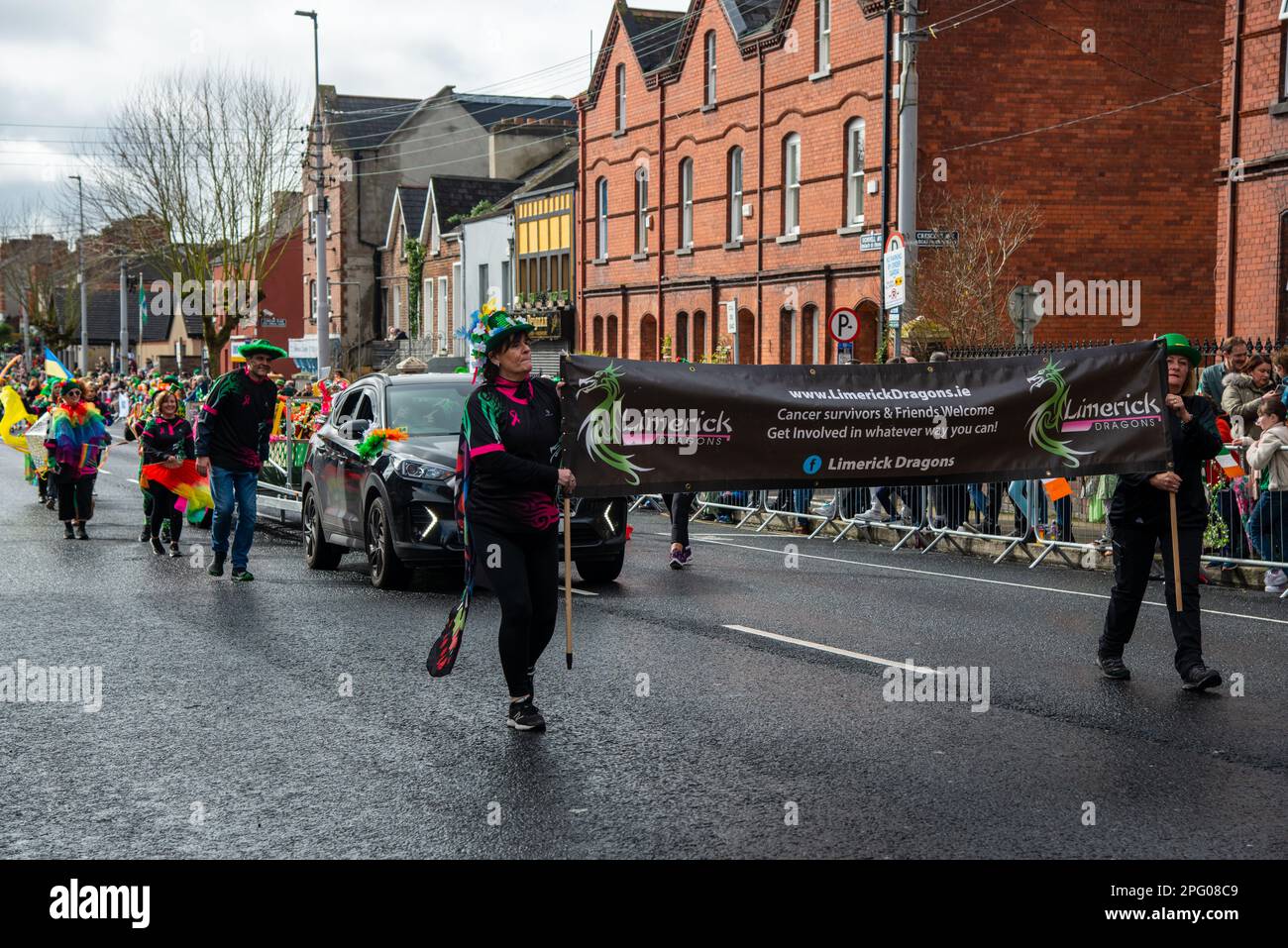 San Patrizio a Limerick, sfilata e gente felice durante lo spettacolo, 17.03.2023 Limerick, Irlanda Foto Stock