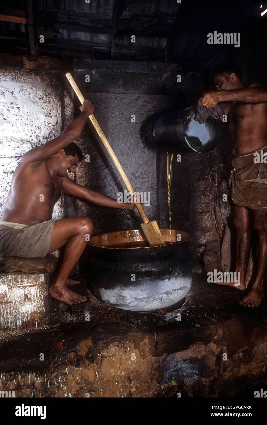 Uomini che fanno halwa a Kozhikode; Calicut, Kerala, India Foto Stock