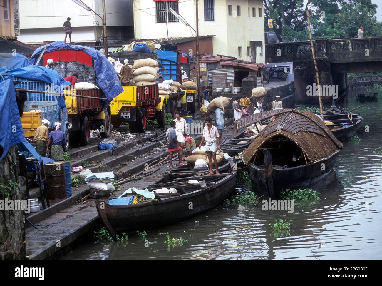 Sistema di trasporto dell'acqua, caricando le merci alla barca nel mercato di Ernakulam, Kerala, India, Asia Foto Stock