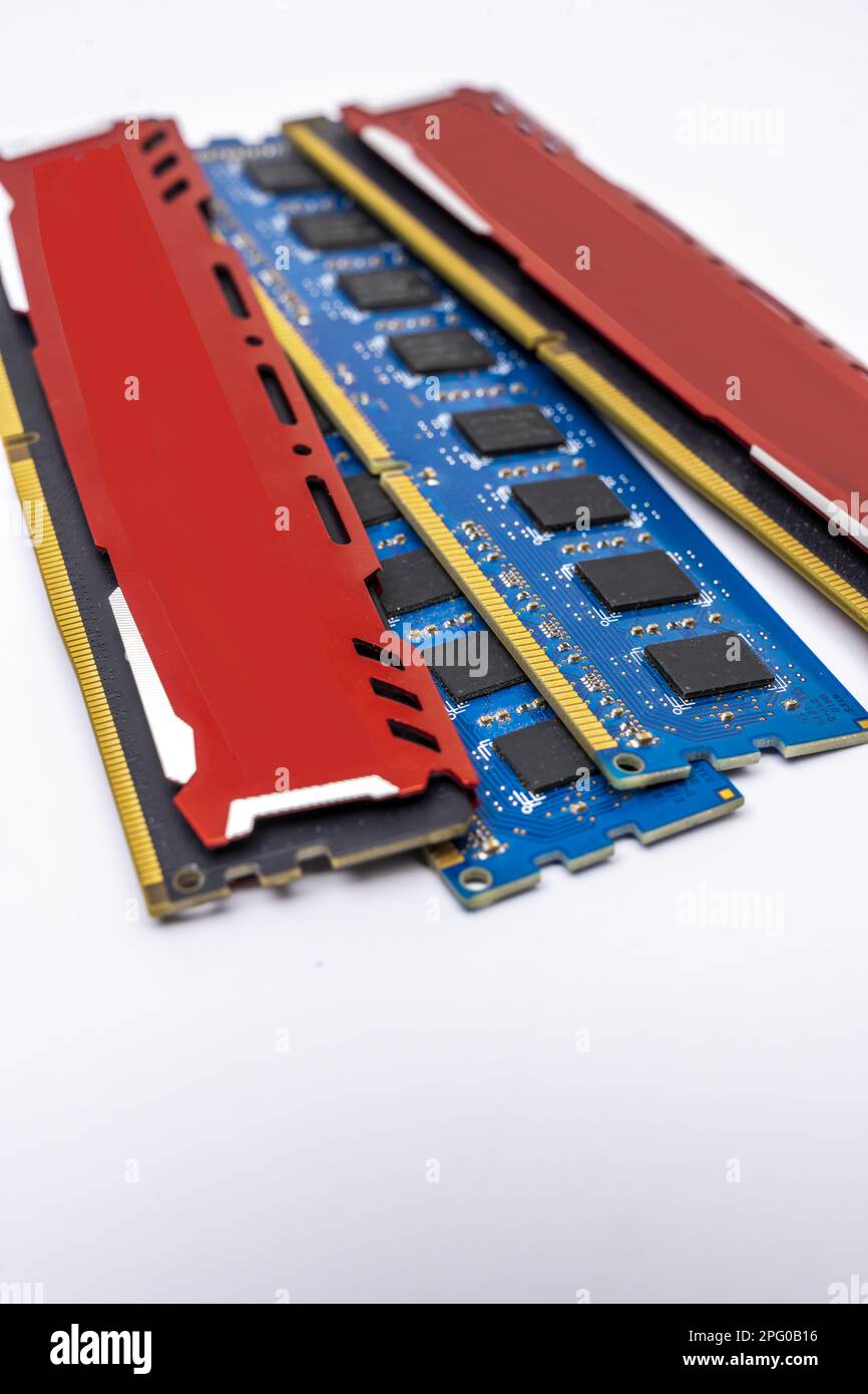 Vari moduli di memoria RAM misti di varie capacità su una superficie bianca liscia Foto Stock