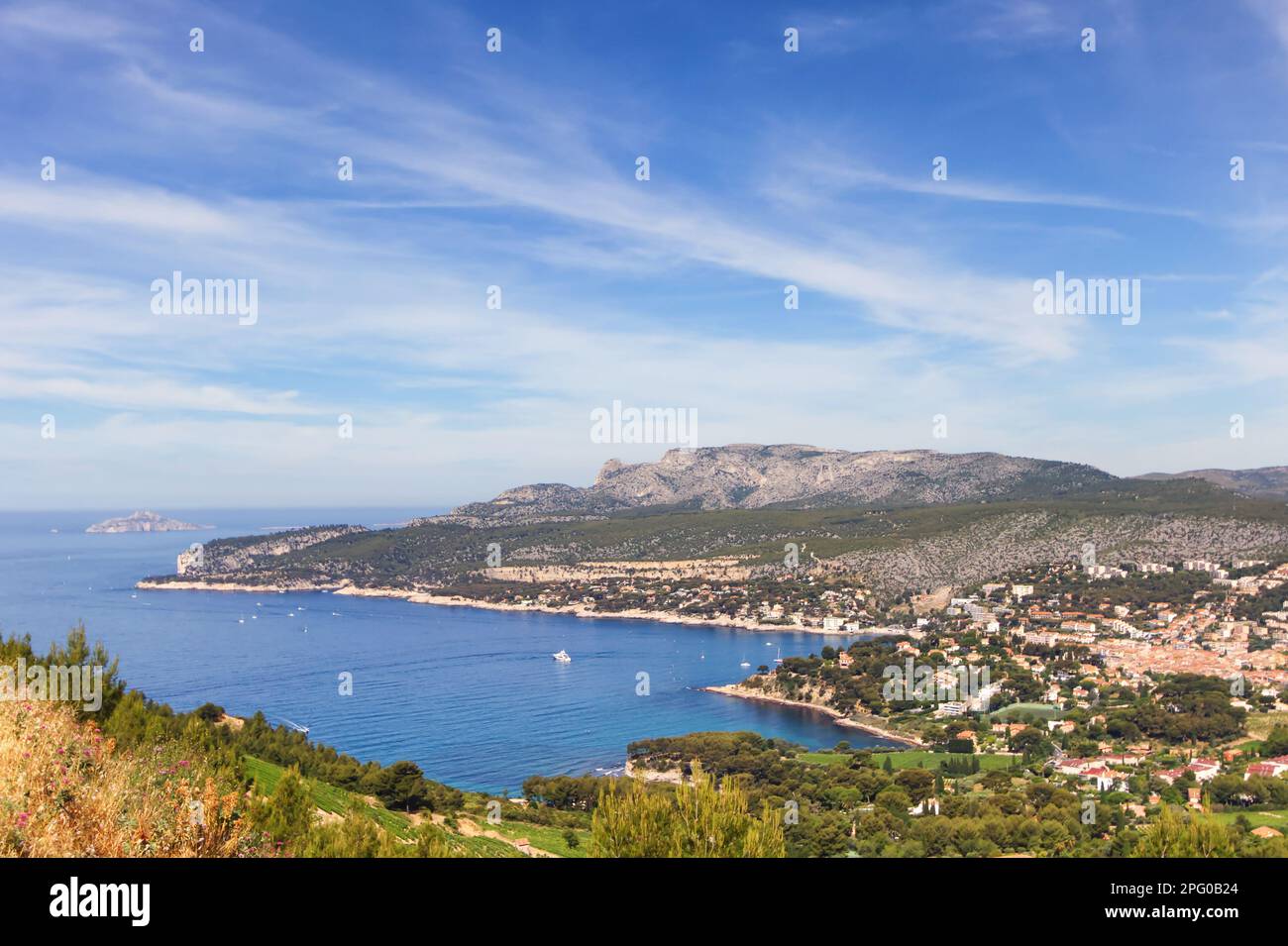 Vista panoramica sul villaggio di pescatori Cassis nel sud della Francia dalla formazione di calcare le Calanques di Marsiglia Foto Stock
