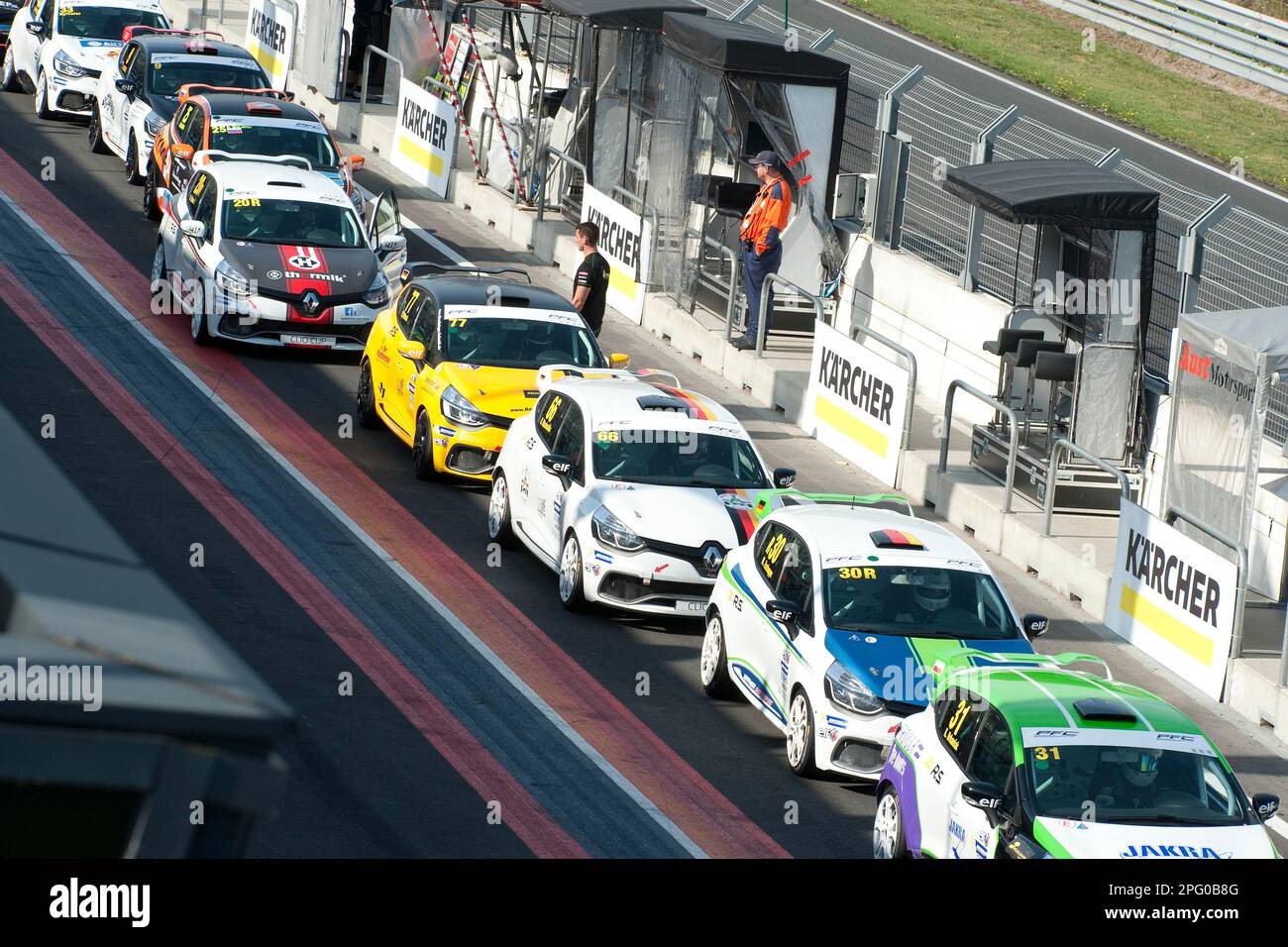 Clio Cup auto da corsa in pit lane, Europa, pista, circuito Zandvoort, provincia Nord Olanda, Paesi Bassi Foto Stock