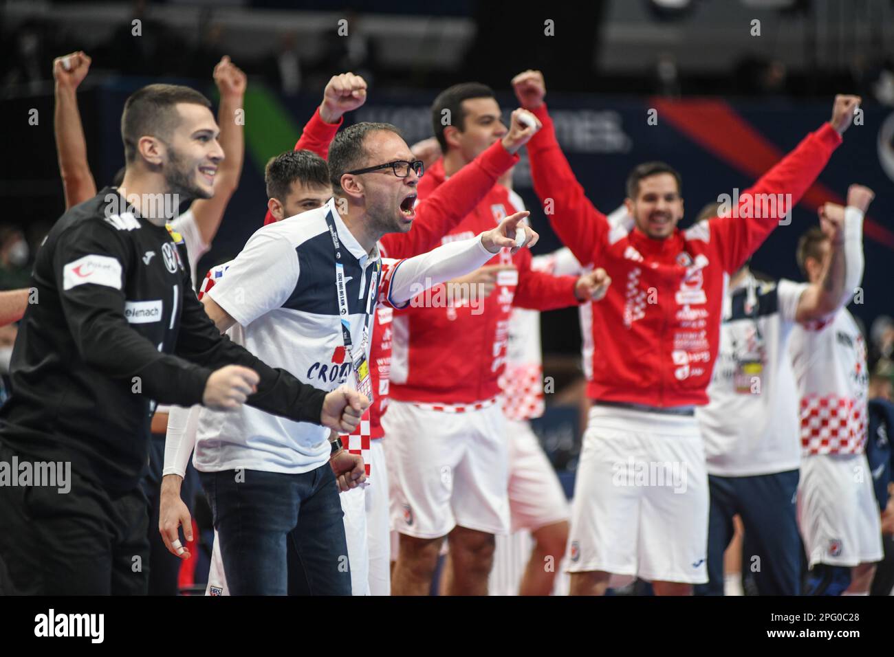 Il capo allenatore croato Hrvoje Horvat celebra la vittoria contro l'Islanda. EHF Euro 2022. Round principale: Foto Stock