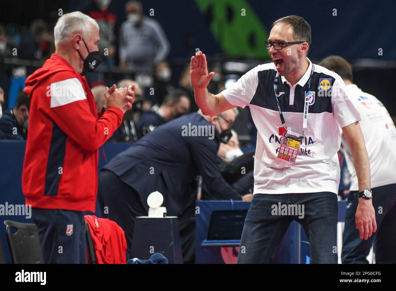 Il capo allenatore croato Hrvoje Horvat celebra la vittoria contro l'Islanda. EHF Euro 2022. Round principale: Foto Stock