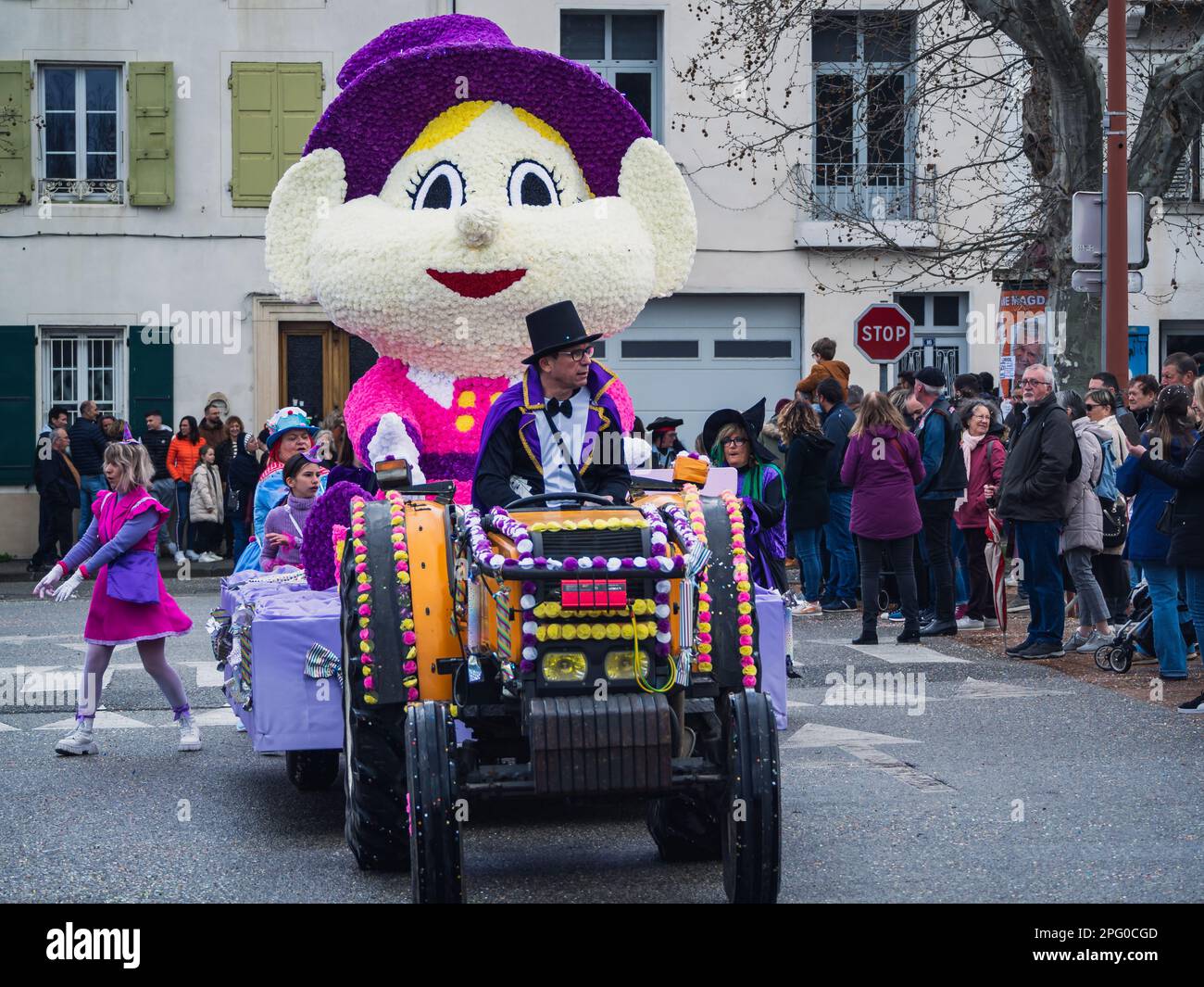 Loriol sur Drome, Francia - 19 marzo 2023: «Fete des Bouviers». Festa del Pastore nel sud della Francia a Loriol sur Drome. Corso Francia. Foto Stock