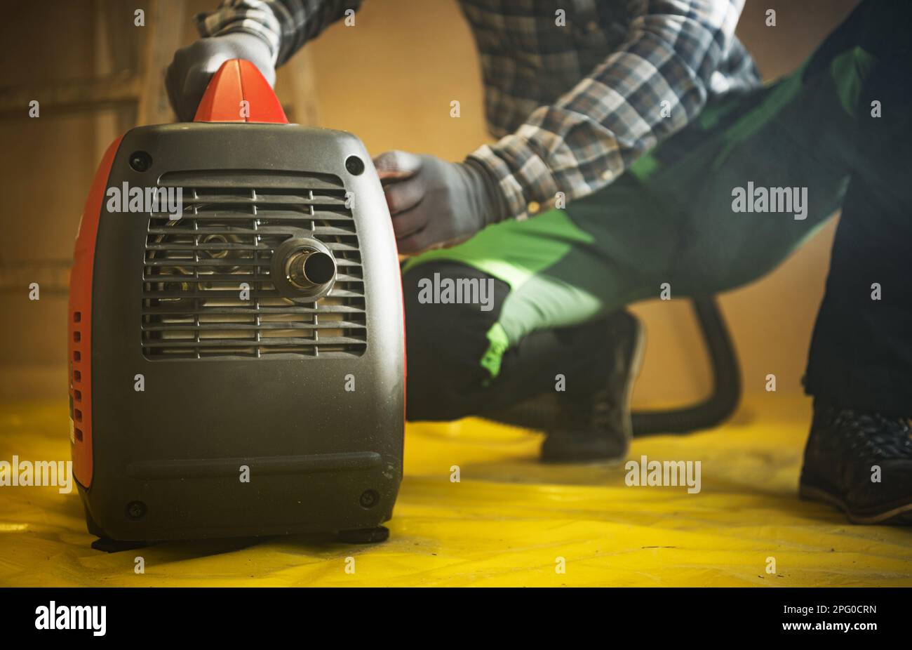 Lavoro di costruzione generale preparazione generatore di elettricità a benzina per lavorare primo piano foto. Foto Stock