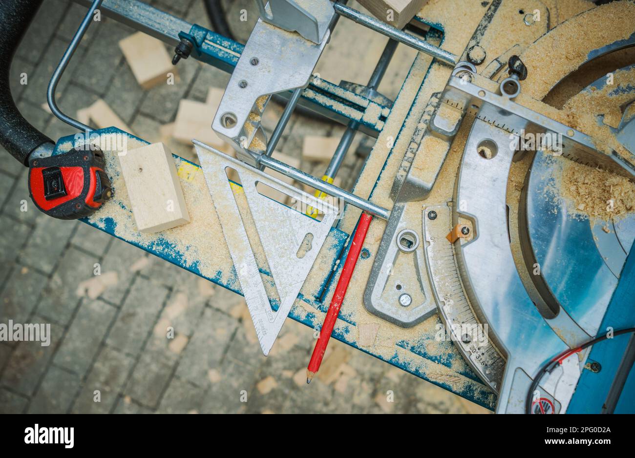 Lavorazione del legno postazione di lavoro professionale con seghe ricoperte da polvere di legno Foto Stock