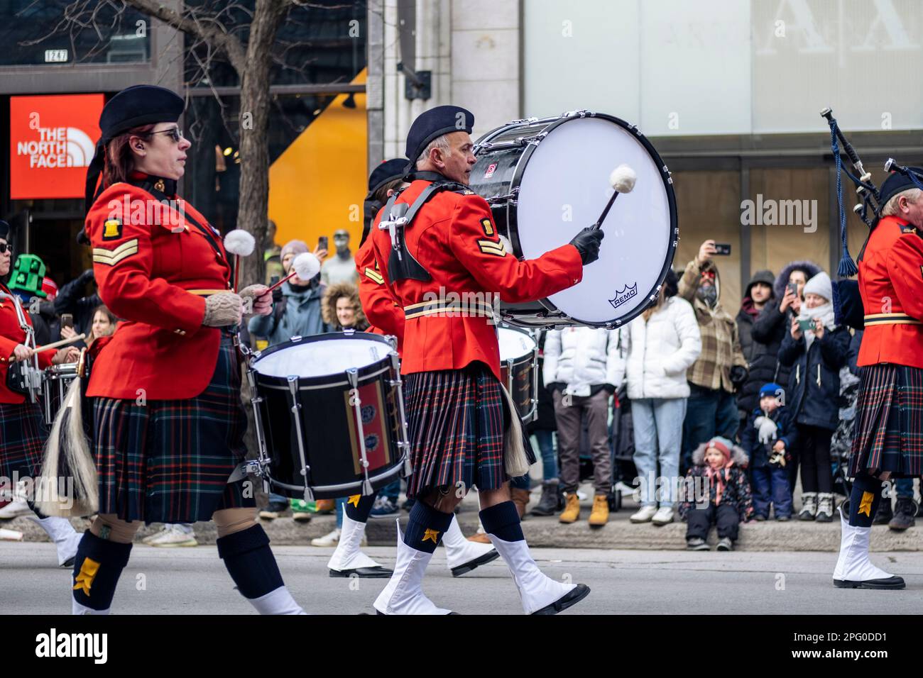 Batteria della polizia reale canadese montata durante la celebrazione del giorno di San Patrizio, Montreal, Quebec Domenica, Marzo, 19, 2023, Canada Foto Stock