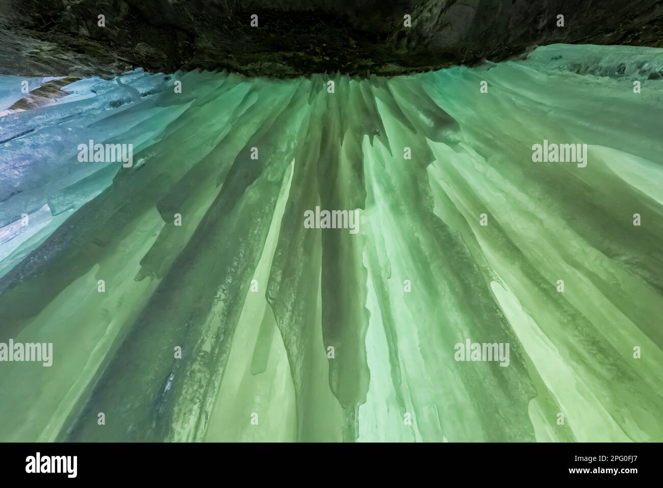 Le spettacolari formazioni di ghiaccio a cortina di Eben Ice Caves, Rock River Canyon Wilderness, Hiawatha National Forest, Michigan, USA Foto Stock