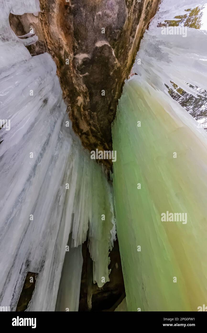 Le spettacolari formazioni di ghiaccio di Eben Ice Caves, Rock River Canyon Wilderness, Hiawatha National Forest, Michigan, USA Foto Stock