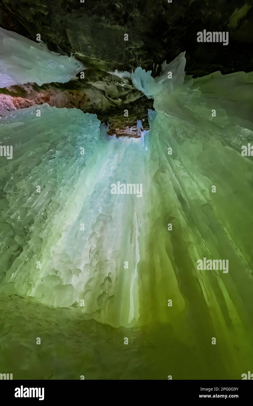 Le spettacolari formazioni di ghiaccio a cortina di Eben Ice Caves, Rock River Canyon Wilderness, Hiawatha National Forest, Michigan, USA Foto Stock