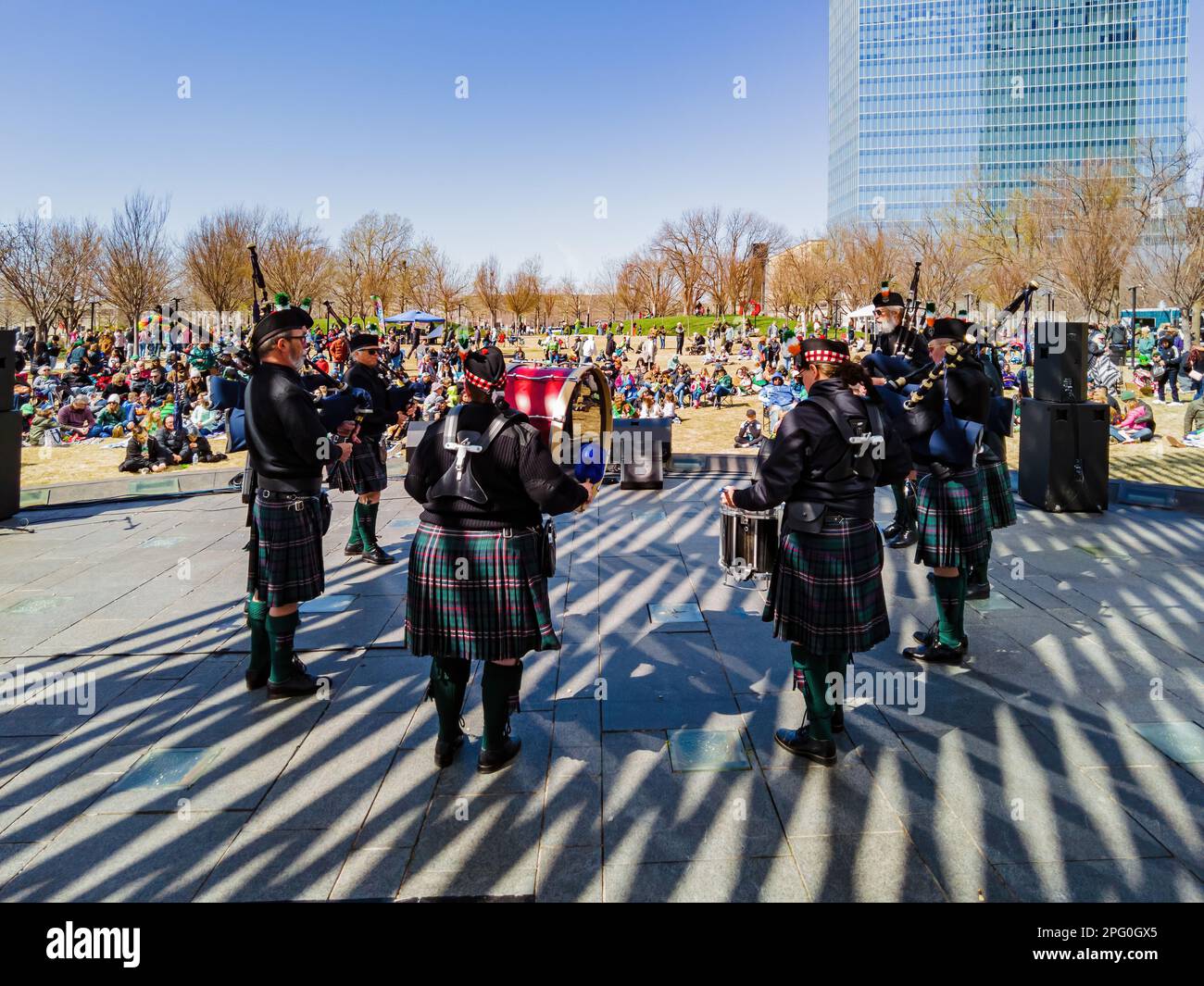 Oklahoma, MAR 17 2023 - spettacolo musicale scozzese durante il St. Patrick's Day nei giardini botanici della Myriad Foto Stock