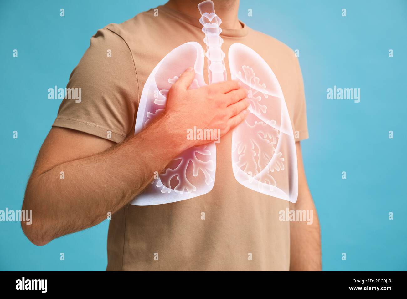 Uomo che tiene la mano vicino al petto con illustrazione dei polmoni su fondo turchese, primo piano Foto Stock