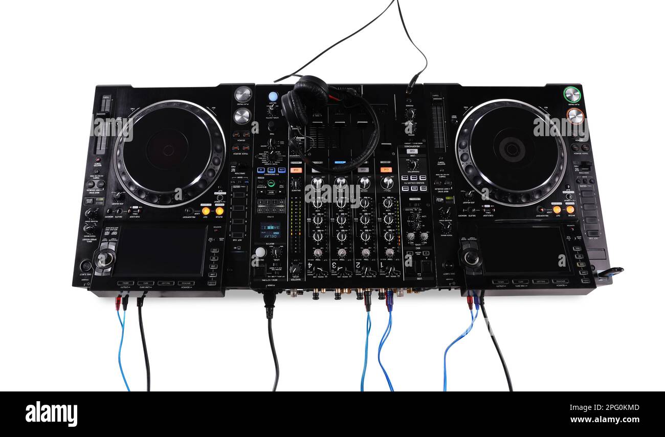 Moderno controller DJ con cuffie su sfondo bianco, vista dall'alto Foto Stock