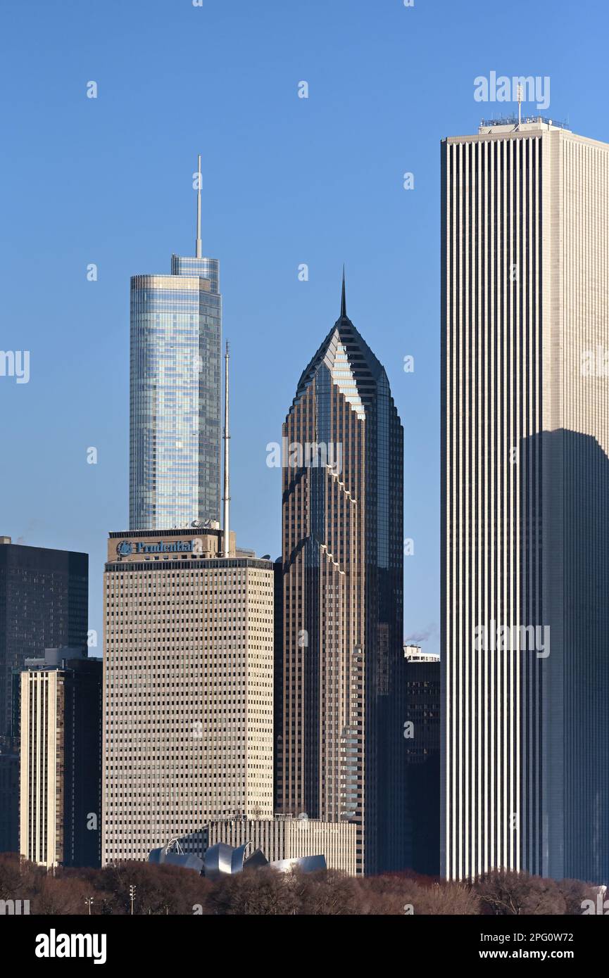 Chicago, Illinois, Stati Uniti. Una parte dello skyline della città al confine nord del Millennium Park. Foto Stock