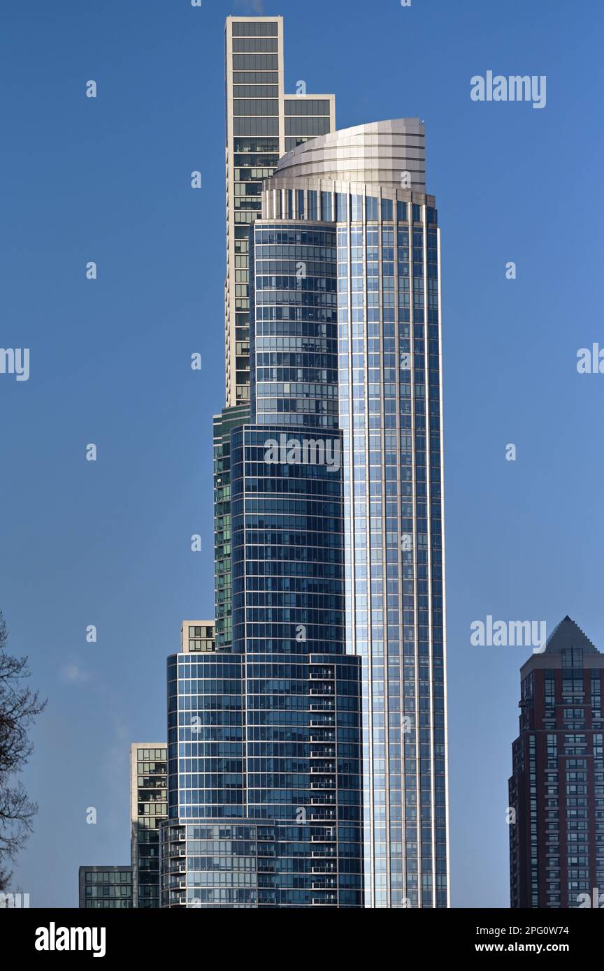 Chicago, Illinois, Stati Uniti. Dominando lo skyline a sud del centro citta' si trovano una serie di alti e lussuosi edifici viventi. Foto Stock