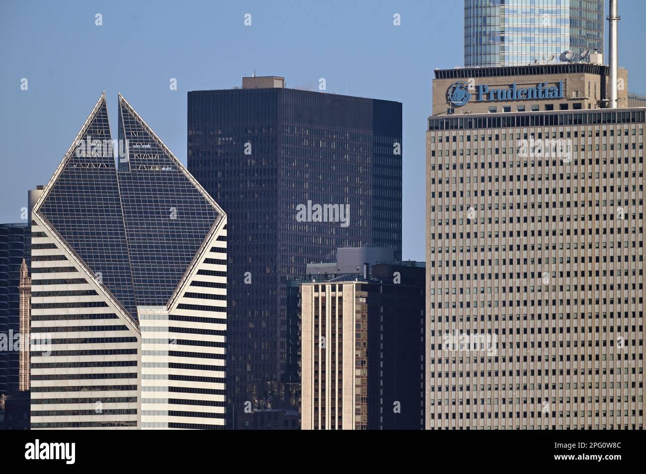 Chicago, Illinois, Stati Uniti. Il Crain Communications Building, con il suo tetto dalla forma insolitamente sagomata, a sinistra, e una Prudential Plaza incastonata nello skyline della città. Foto Stock