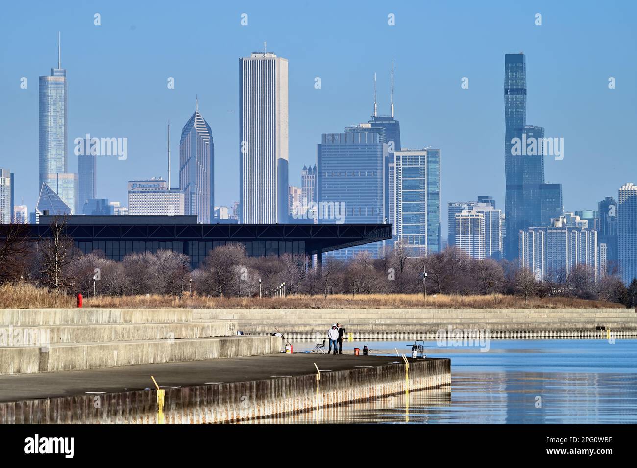 Chicago, Illinois, Stati Uniti. Lo skyline della città oltre le acque del lago Michigan vicino al 31st Street Harbor di Chicago. Foto Stock