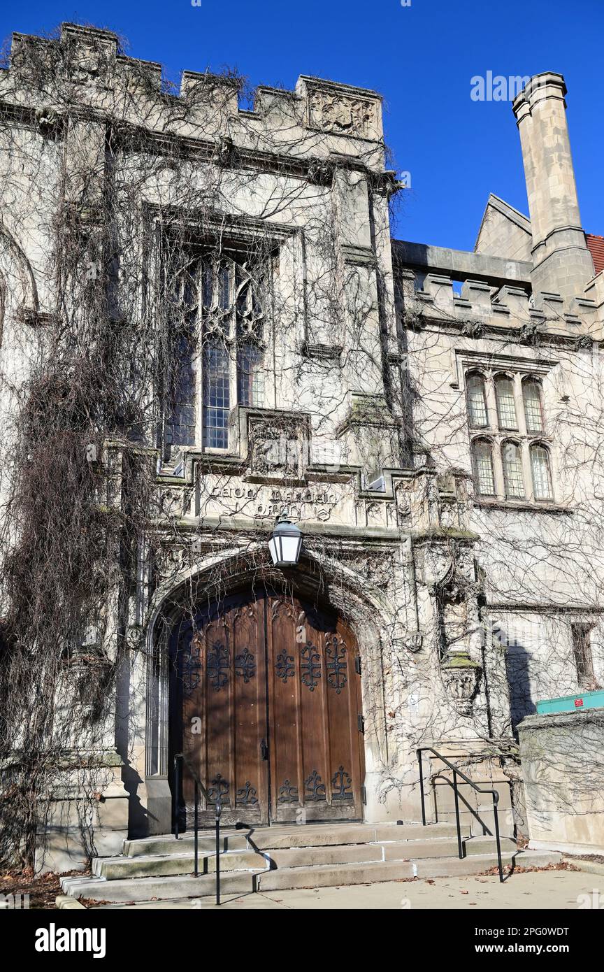 Chicago, Illinois, Stati Uniti. Un ingresso alla Mendel Hall nel campus dell'Università di Chicago. Foto Stock
