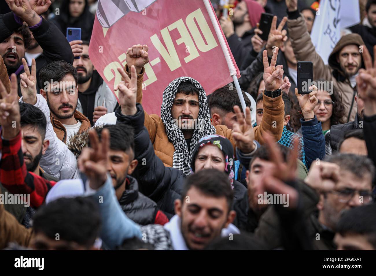 Ankara, Turchia. 19th Mar, 2023. I dimostranti fanno segno di vittoria durante un rally come parte di Newroz. I sostenitori del Partito democratico popolare pro-curdo (HDP) hanno un rally come parte di Nowruz (Newroz), o anno nuovo curdo, ad Ankara. Newroz o Nowruz significa "nuovo giorno", "nuovo anno" e "prossima estate" per le comunità che vivono in Medio Oriente. E 'anche riconosciuto nella lista dell'UNESCO del patrimonio culturale immateriale dell'umanità '. (Foto di Tunahan Turhan/SOPA Images/Sipa USA) Credit: Sipa USA/Alamy Live News Foto Stock