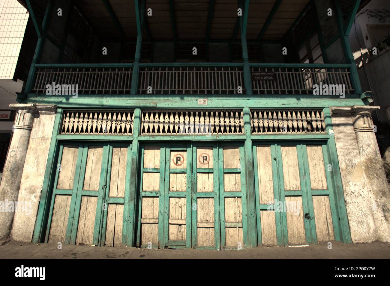 Pannelli di legno di una vecchia casa semi-tradizionale a Manado, Nord Sulawesi, Indonesia. Foto Stock