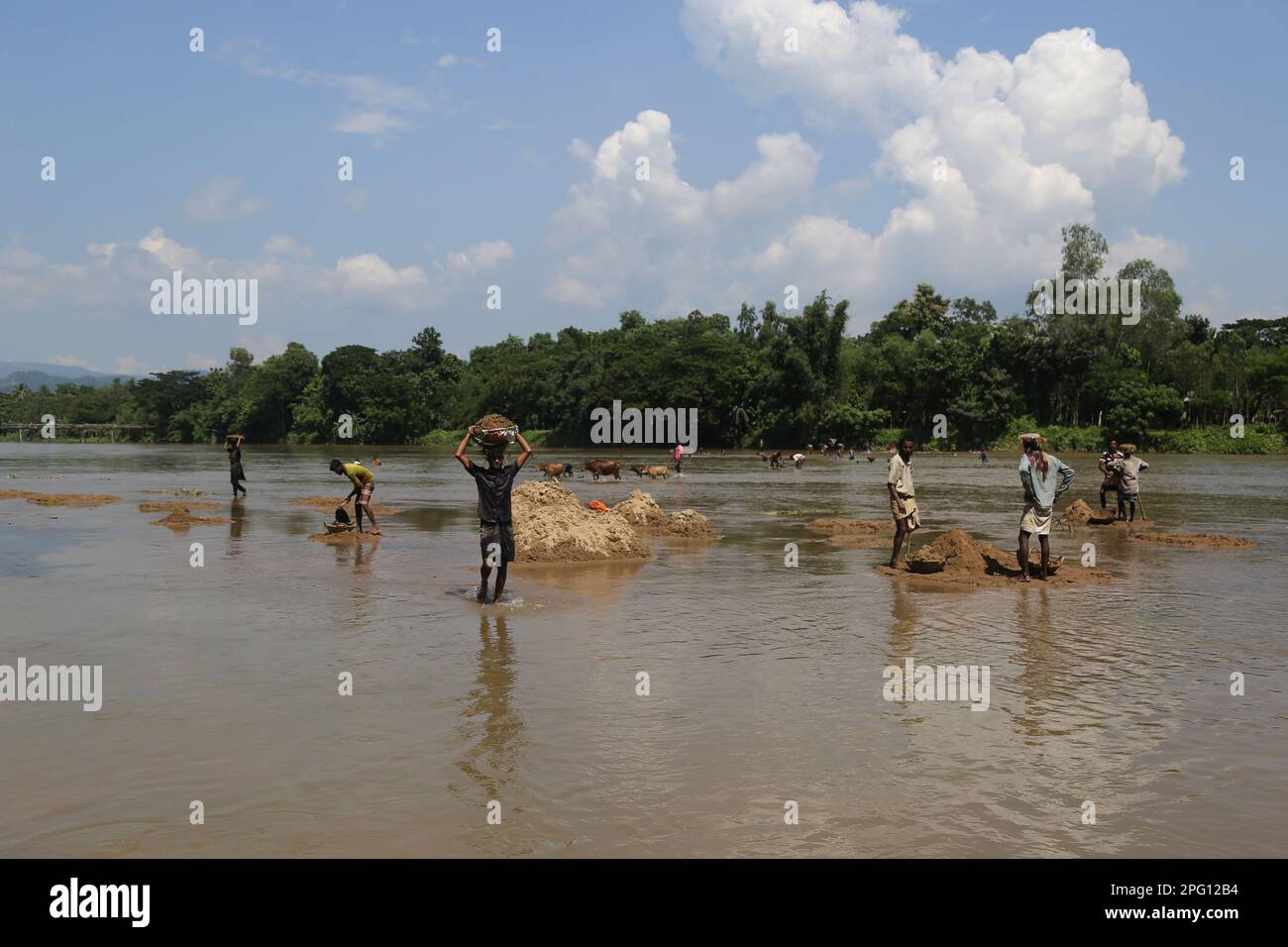 "Trovare fortuna nelle pietre del fiume - il sostentamento della gente di montagna." Foto di credito: Ripon Abraham Tolentino. Foto Stock