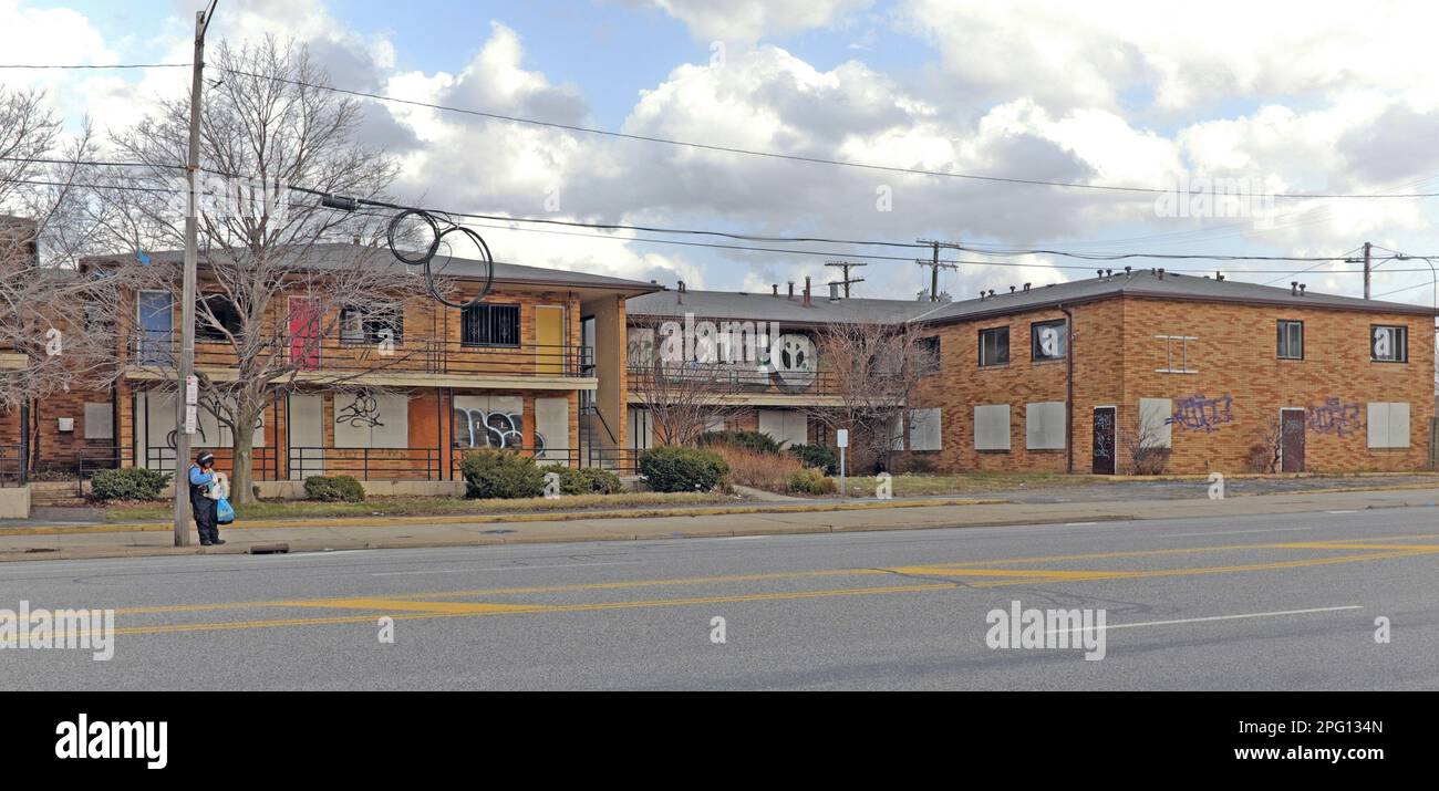 Apparentemente vacanti alloggi pubblici appartamenti sulla West 25th Street nel quartiere di Ohio City a Cleveland, Ohio il 23 febbraio 2023. Foto Stock