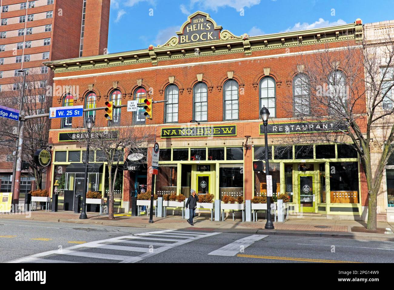 Il 23 febbraio 2023 è stato restaurato lo storico edificio Heill's Block sulla West 25th Street, nel quartiere gentrifying Ohio City di Cleveland, Ohio, USA. Foto Stock