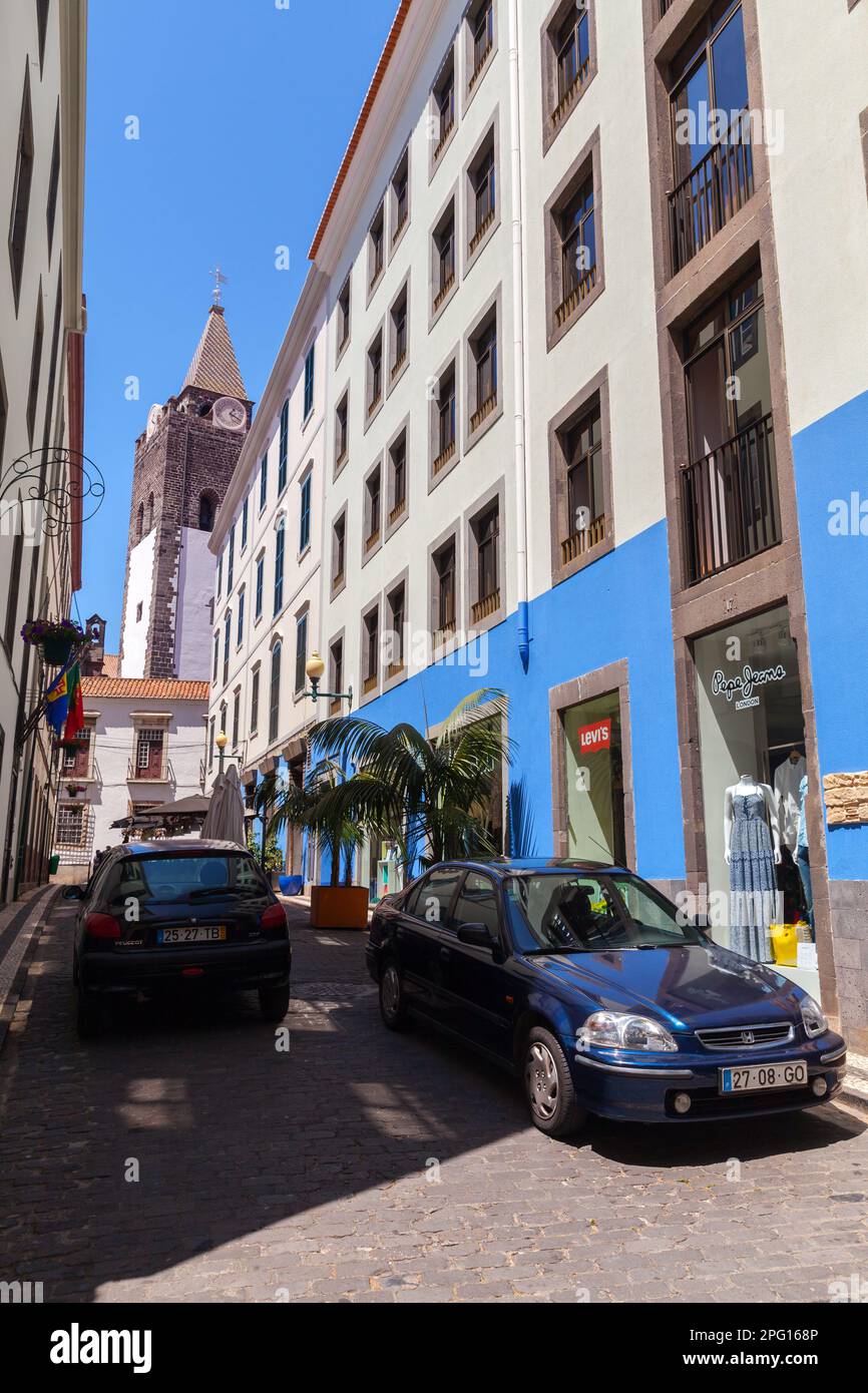 Funchal, Portogallo - 20 agosto 2017: Vista verticale della strada con auto parcheggiate e la Cattedrale di Funchal in una giornata di sole estate Foto Stock