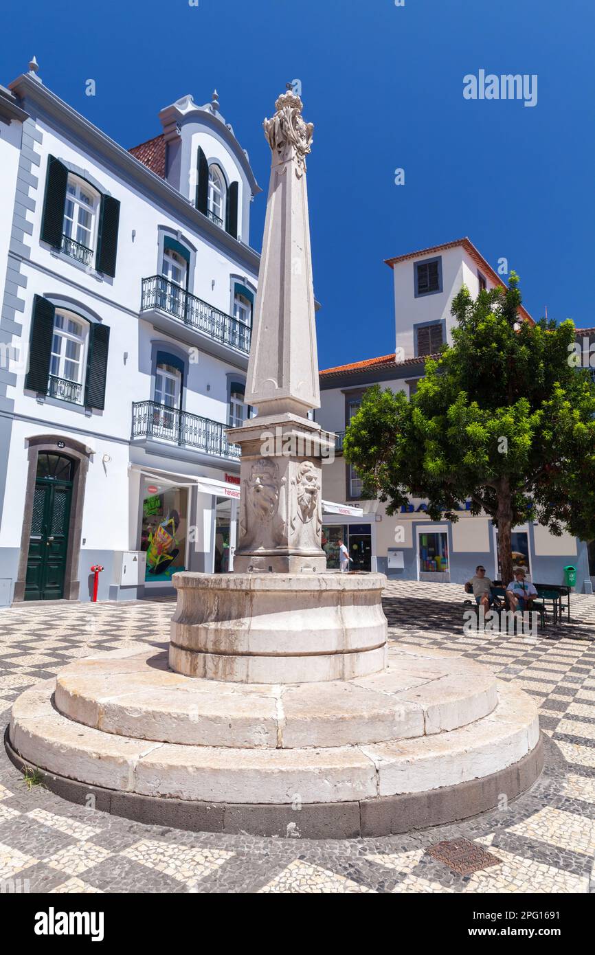 Funchal, Portogallo - 20 agosto 2017: Vista sulla strada con una vecchia fontana. La gente si trova nella piazza di Funchal, la più grande città di Madeira su una somma di sole Foto Stock