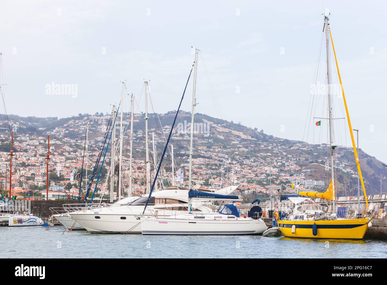 Funchal, Portogallo - 24 agosto 2017: Barche a vela e yacht sono ormeggiati nel porto turistico di Funchail Foto Stock