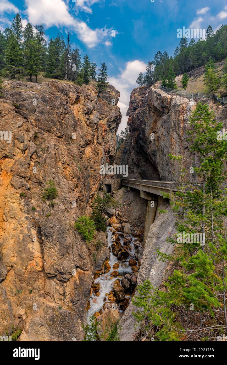 Cascata che scende dal canyon di Sinclair e il Redwall Fault a Radium, BC Foto Stock