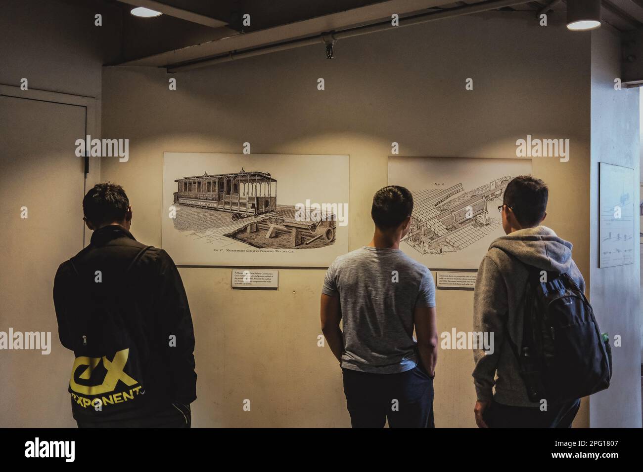 I visitatori possono visitare la sala espositiva principale del San Francisco Railway Museum, che espone la variegata collezione di manufatti, fotografie, E mostre che raccontano la storia del sistema di trasporto pubblico della città. I visitatori sono seduti in una replica della funivia, completa di scenari ed effetti sonori in movimento, mentre imparano a conoscere la storia del sistema di funivia e sperimentano l'emozione di un giro attraverso la città. Il Museo ferroviario di San Francisco è un museo dedicato alla storia delle funivie, delle tram e dei tram elettrici più rappresentativi della città. Situato nel cuore di San Francesco Foto Stock