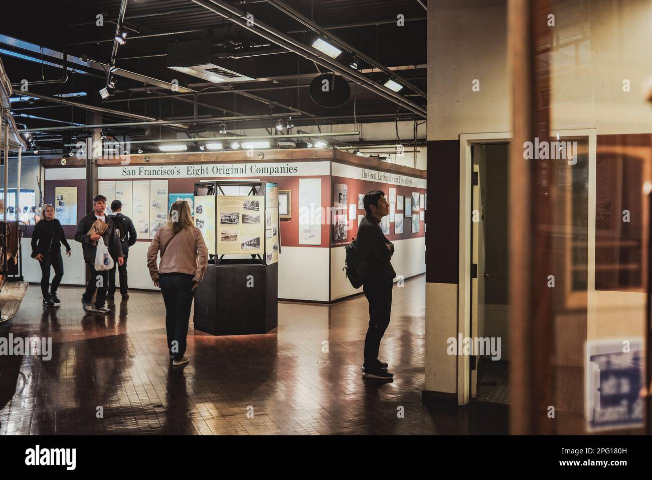 I visitatori si spostano nella sala espositiva principale del San Francisco Railway Museum, che espone la variegata collezione di manufatti, fotografie, E mostre che raccontano la storia del sistema di trasporto pubblico della città. I visitatori sono seduti in una replica della funivia, completa di scenari ed effetti sonori in movimento, mentre imparano a conoscere la storia del sistema di funivia e sperimentano l'emozione di un giro attraverso la città. Il Museo ferroviario di San Francisco è un museo dedicato alla storia delle funivie, delle tram e dei tram elettrici più rappresentativi della città. Situato nel cuore di San fra Foto Stock