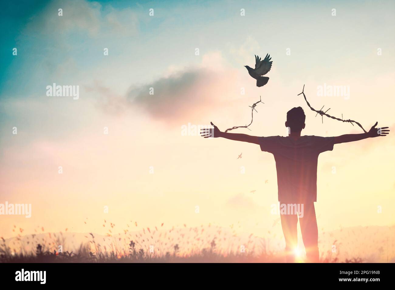 L'uomo felice alzarsi mano adorare Dio nella vista di mattina. Lo spirito cristiano elogia la preghiera sullo sfondo del Venerdì Santo. L'emancipazione della fiducia in sé maschile sulla missione Foto Stock