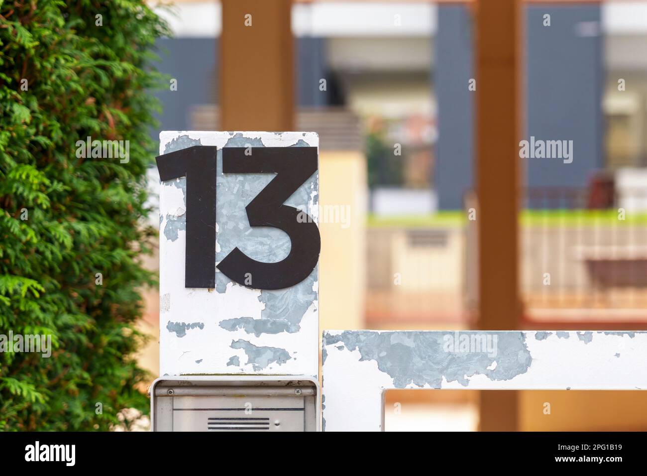 Casa numero tredici contro il cortile. Concetto di sfortuna e superstizione Foto Stock